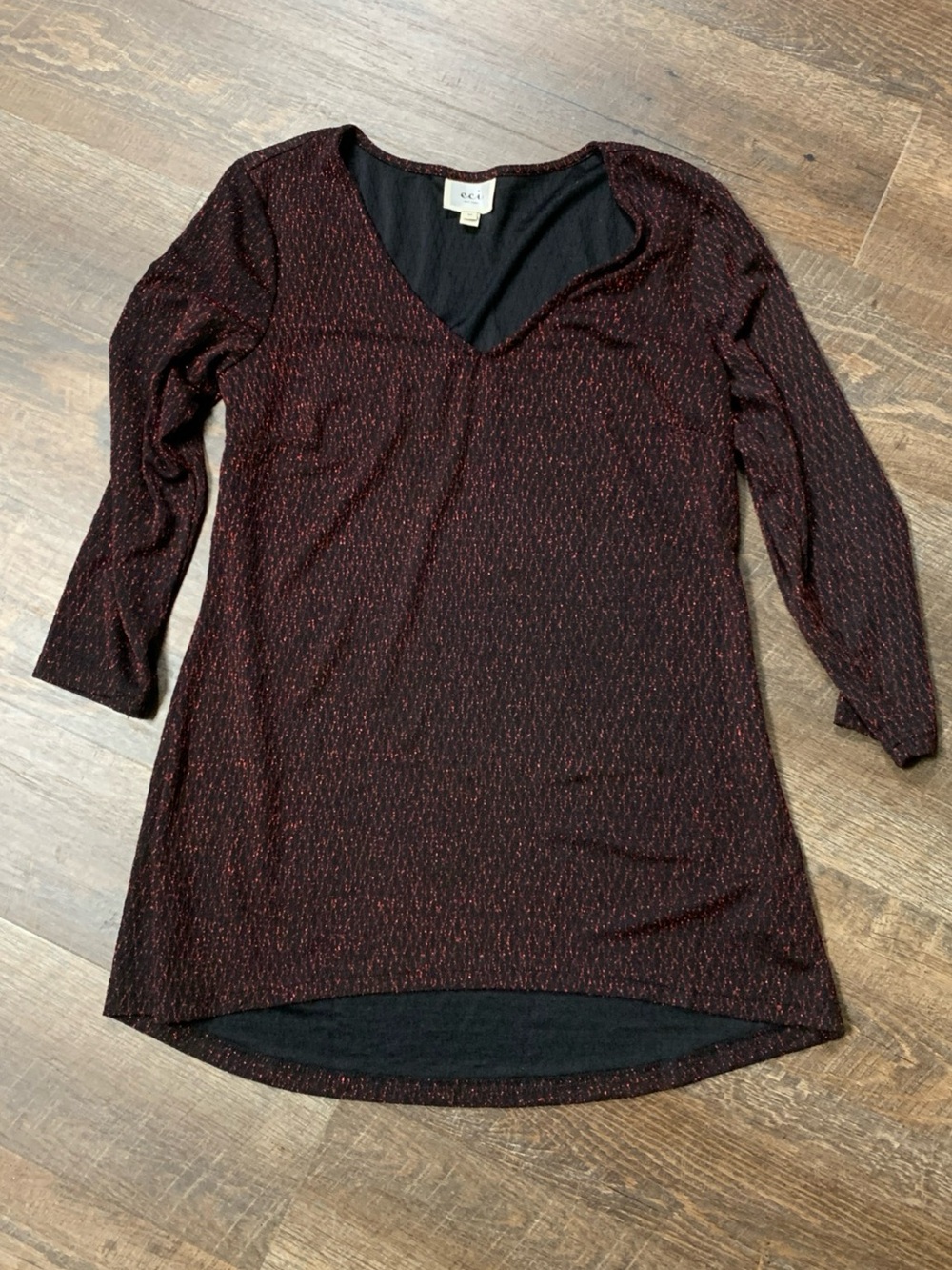 ECI Lined Metallic Knit V-Neck Tunic - Black with Red Sparkle size M
